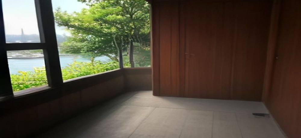 真人做客服团队在客服中心工位上戴耳机与客户沟通的真实工作场景